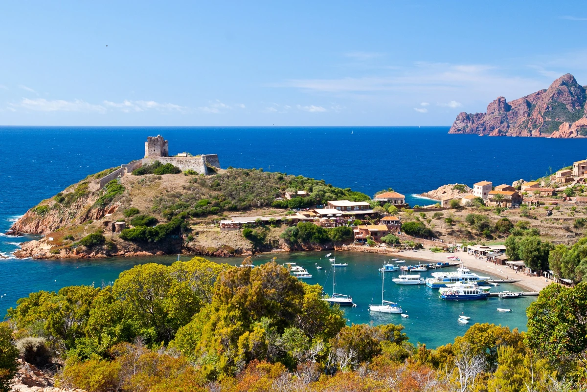 Paysage urbain et littoral en Corse
