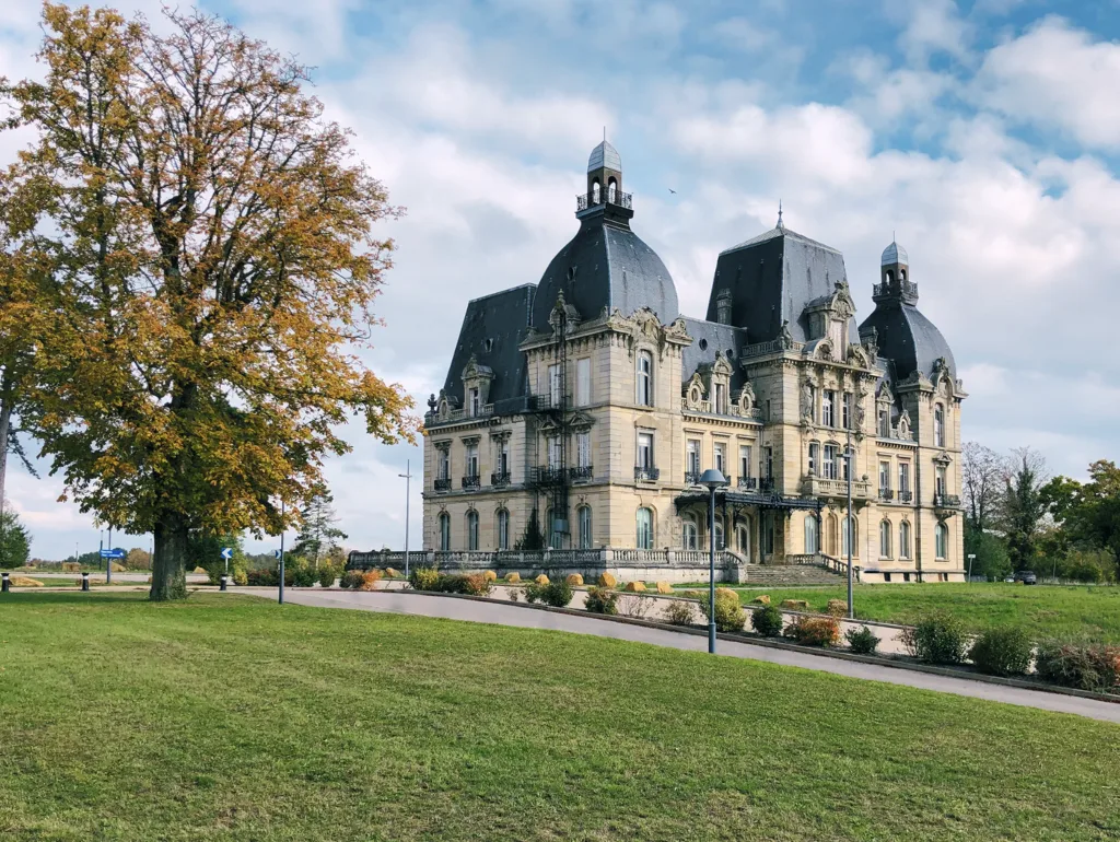 Le Château de Mercy a été bâti dans le début des années 1900 avec de la pierre de Savonnières. Il est complétement inspiré de l'architecture française