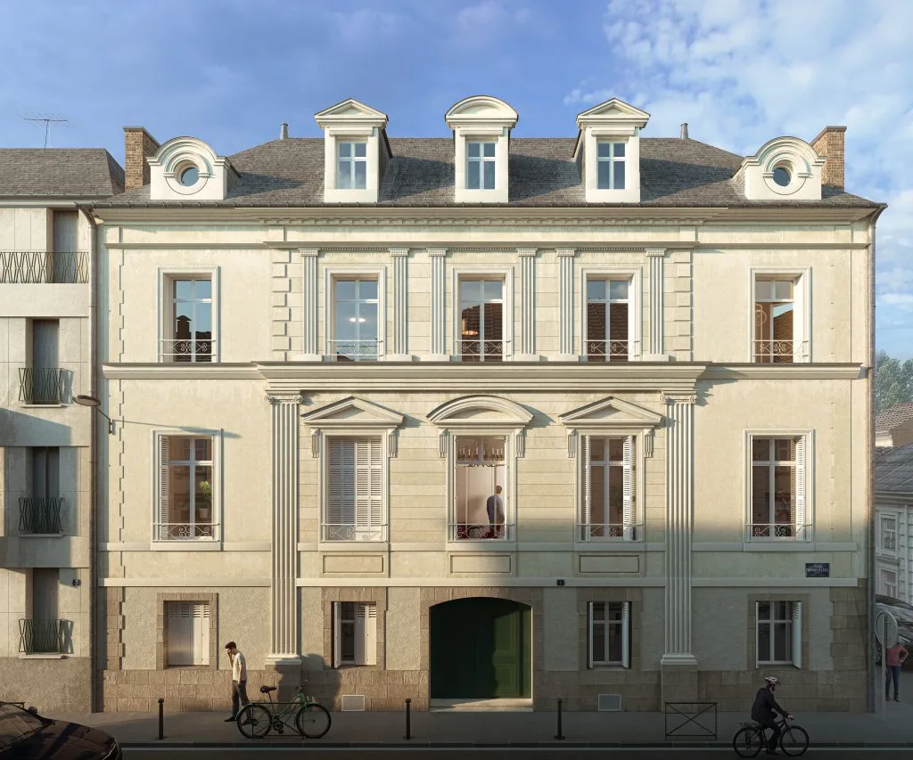 Au cœur du vieux Tours, la place Plumereau est souvent citée en exemple pour la magnifique architecture offerte par ses maisons à pans de bois. La préservation de cet ensemble, nous la devons à un plan de sauvegarde initié en 1973, s'appuyant sur la loi Malraux (1962) visant à protéger et valoriser le patrimoine historique.