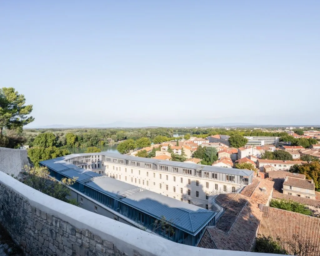cour des doms avignon photo non libre de droits md 22 main