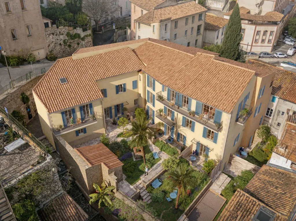 Le Belvédère des Îles d’Or fera l’objet d’une restauration complète et minutieuse, donnant naissance à 19 appartements du T1 au T3, aux surfaces généreuses allant de 24.90 m² à 114.10 m². Mêlant matières nobles, agencements contemporains et savoir-faire artisanal, donneront à cet espace une personnalité unique.