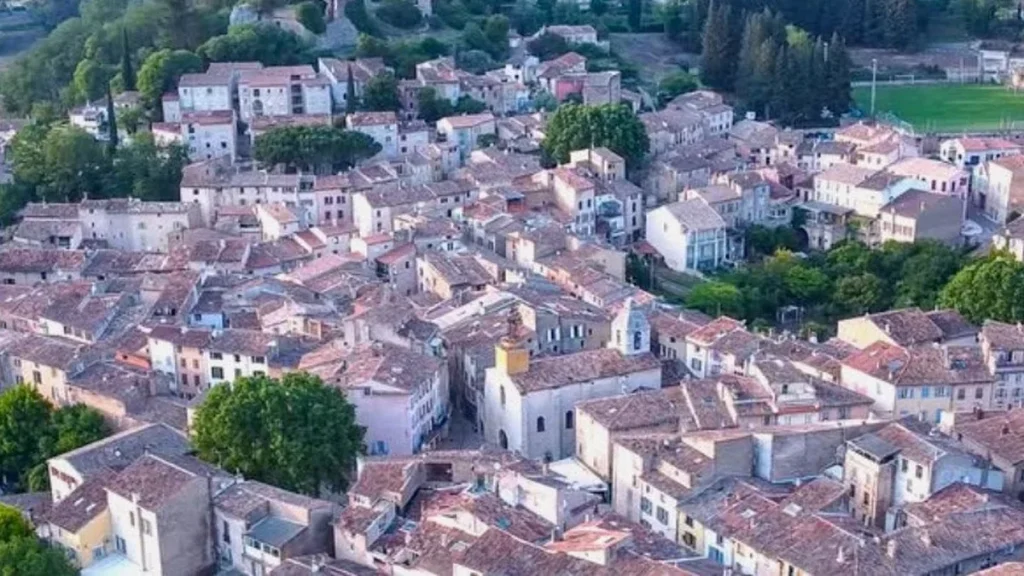 Vue aérienne du centre de Salernes
