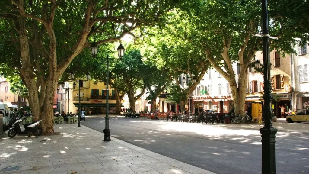 Place centrale de Salernes proche du programme Théodore Bouge